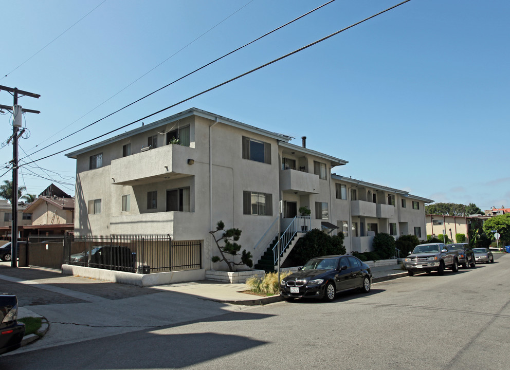 11520 Wyoming Ave in Los Angeles, CA - Building Photo