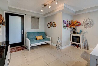 301 Golden Isles Dr, Unit 502 in Hallandale Beach, FL - Building Photo - Building Photo