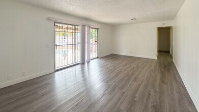 50 Shadow Ln in Las Vegas, NV - Building Photo - Building Photo