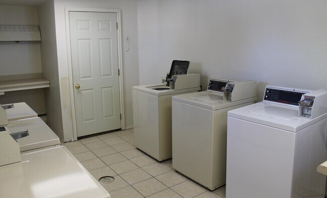 112 E Cherry St in Vermillion, SD - Building Photo - Building Photo