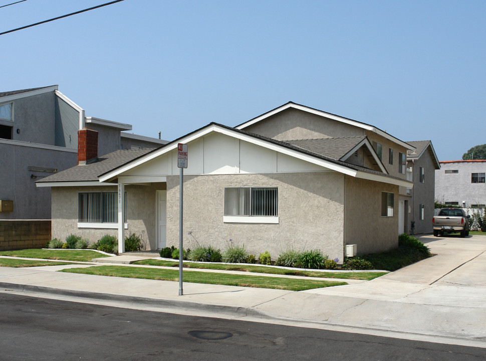 16671 Lynn St in Huntington Beach, CA - Foto de edificio