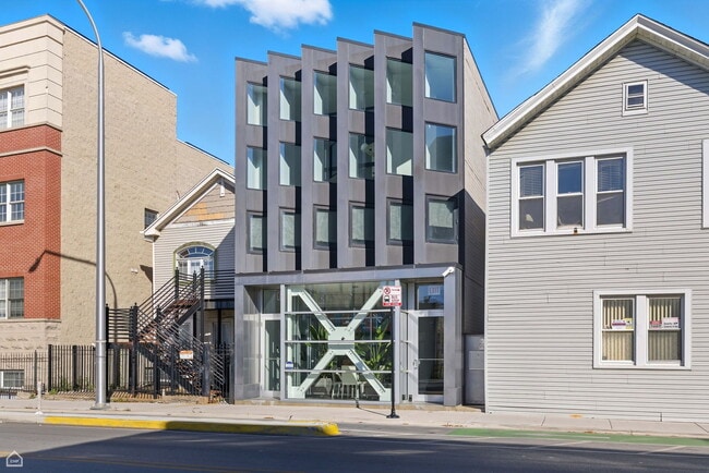 2012 W Grand Ave in Chicago, IL - Building Photo - Building Photo