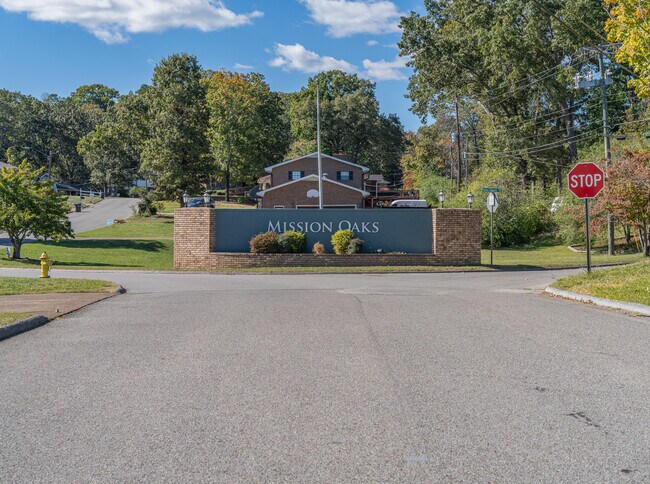 3936 S Mission Oaks Dr in Chattanooga, TN - Foto de edificio - Building Photo