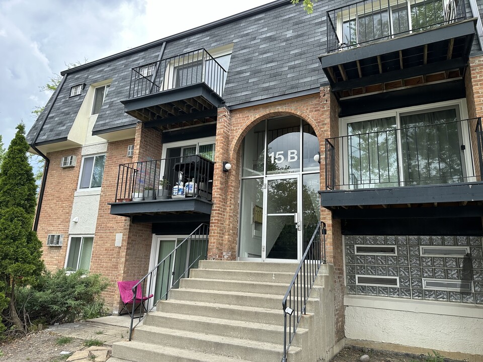 15B E Dundee Quarter Dr in Palatine, IL - Building Photo