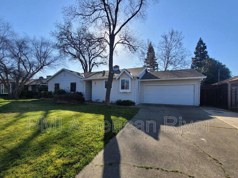 3824 Laguna Way in Sacramento, CA - Building Photo