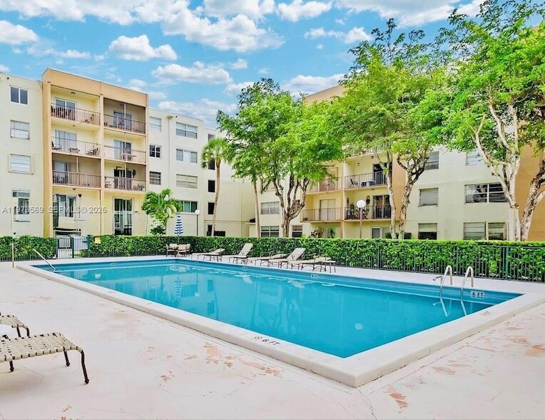 14250 SW 62nd St, Unit 424 in Miami, FL - Building Photo