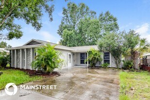 1602 Cromwell Dr in Tarpon Springs, FL - Building Photo