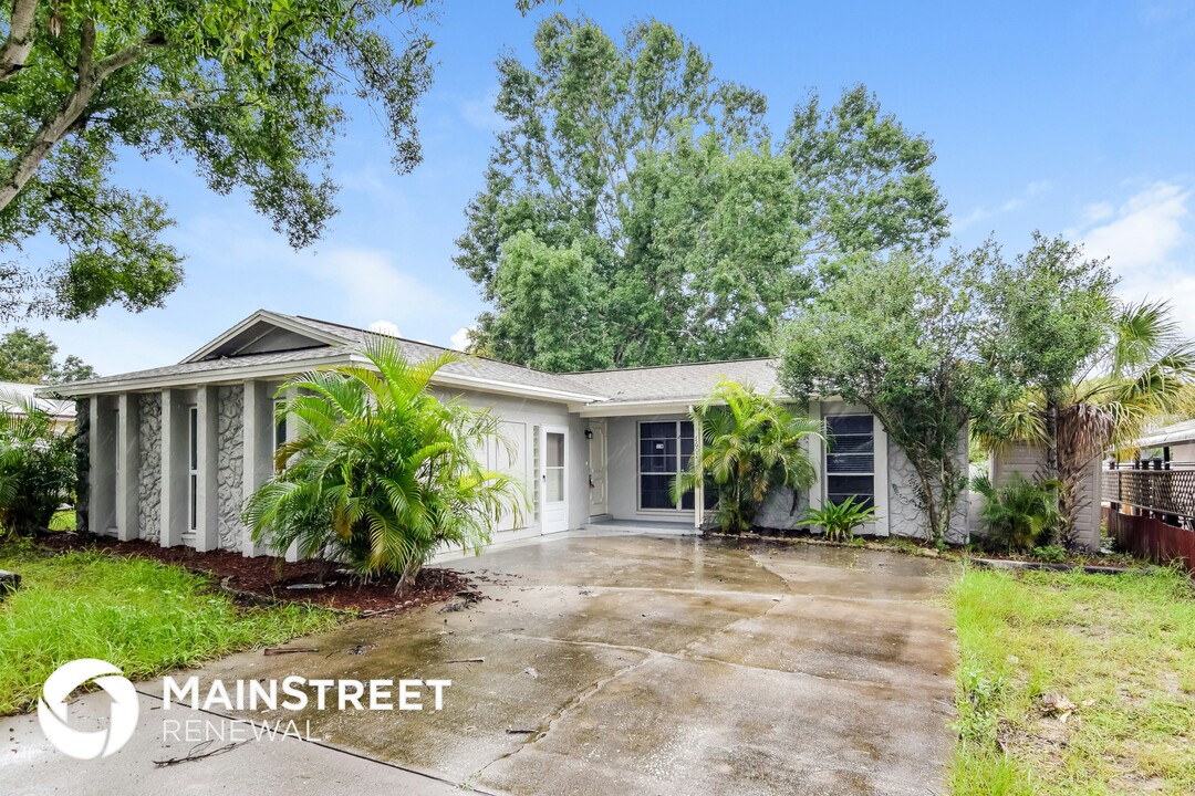 1602 Cromwell Dr in Tarpon Springs, FL - Foto de edificio