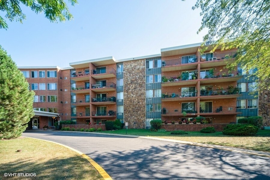 18 E Old Willow Rd in Prospect Heights, IL - Building Photo