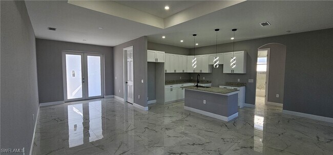 4706 6th St W in Lehigh Acres, FL - Foto de edificio - Building Photo