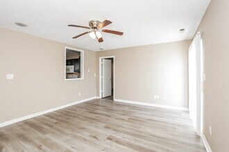 7621 Blue Willow Dr in Indianapolis, IN - Foto de edificio - Building Photo