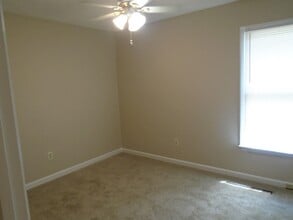 912 Hollydale Ln in Fayetteville, NC - Building Photo - Building Photo