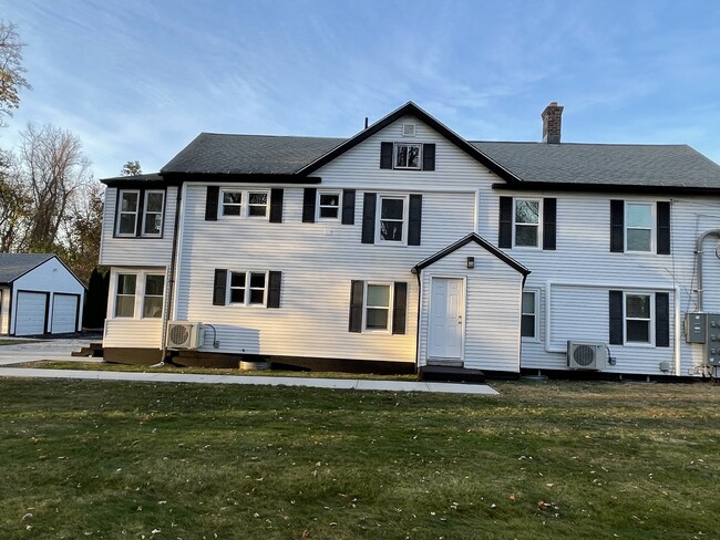 415 Naubuc Ave, Unit # 2 in Glastonbury, CT - Foto de edificio - Building Photo