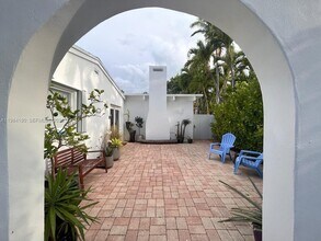 240 Greenwood Dr in Key Biscayne, FL - Building Photo - Building Photo