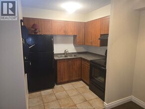 150 Park St W in Windsor, ON - Foto de edificio - Building Photo