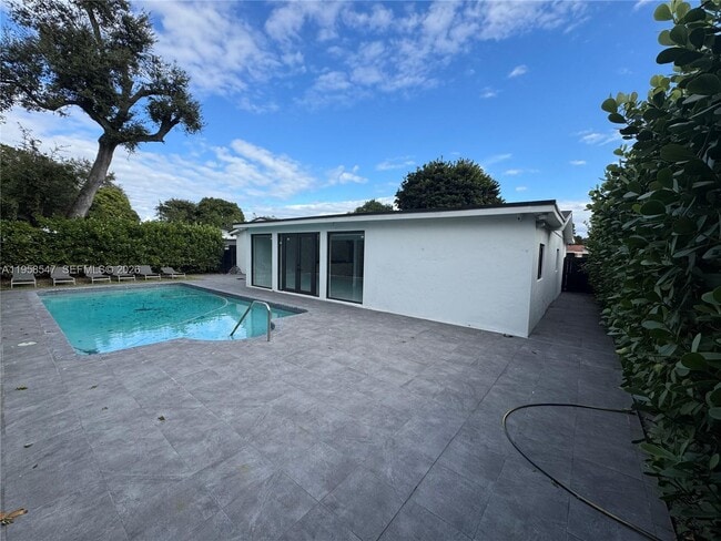 575 NE 179th Dr in North Miami Beach, FL - Building Photo - Building Photo