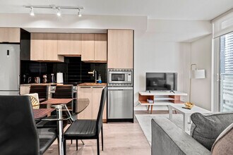 475 Yonge St in Toronto, ON - Building Photo - Building Photo