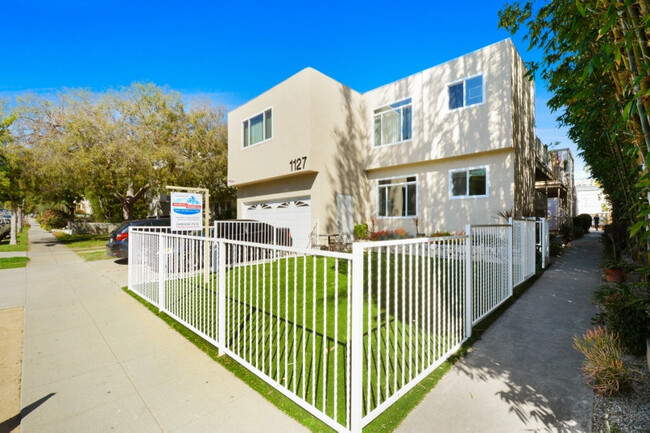 1127 18th Street, North of Wilshire Blvd!