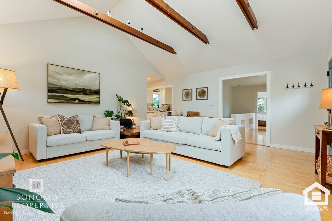 754 E Thomson Ave in Sonoma, CA - Building Photo