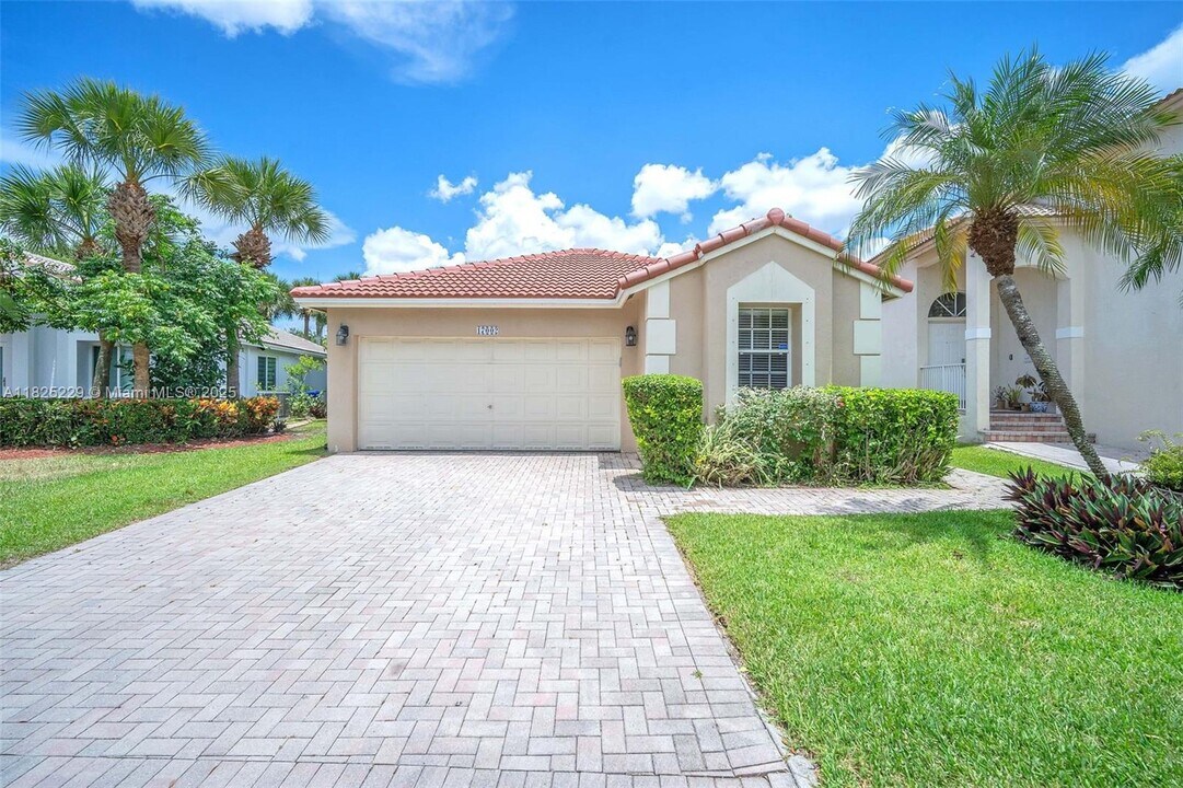 17002 NW 10th St in Pembroke Pines, FL - Building Photo