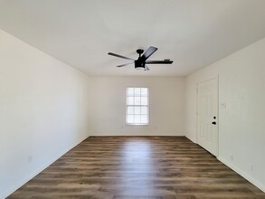 320 Azalea St in Lake Jackson, TX - Foto de edificio - Building Photo