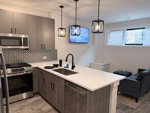 6530 S Champlain Ave, Unit Unit 1 in Chicago, IL - Building Photo - Building Photo