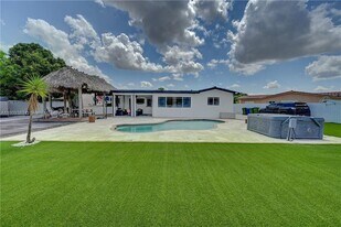 531 NW 76th Ter in Pembroke Pines, FL - Building Photo