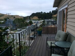 233 Reichling Ave in Pacifica, CA - Foto de edificio - Building Photo