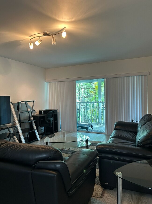 100 Lakeview Dr, Unit 207 in Weston, FL - Building Photo - Building Photo