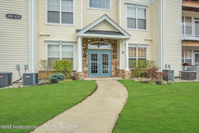 410 St Andrews Pl in Englishtown, NJ - Building Photo - Building Photo