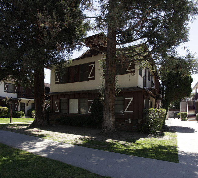 2816 W Clark Ave in Burbank, CA - Building Photo - Building Photo