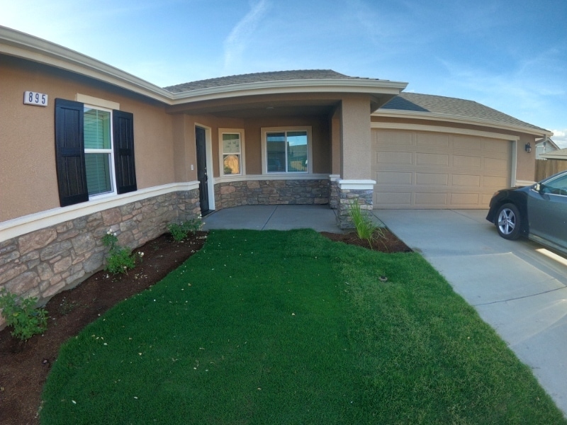 895 Creekview St in Porterville, CA - Building Photo