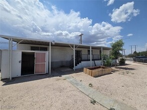 220 Hopi Ln in Henderson, NV - Building Photo - Building Photo