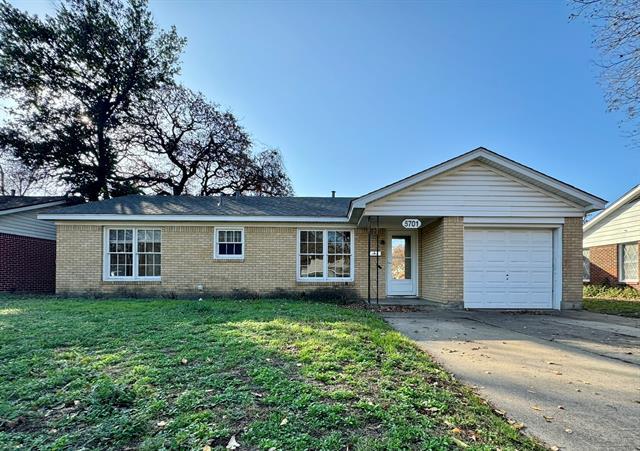 5701 S Schilder Dr in River Oaks, TX - Building Photo