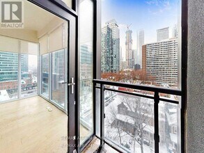 17-817 Dundonald St in Toronto, ON - Building Photo - Building Photo