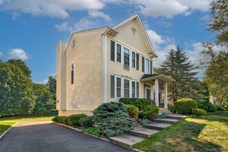 15 Milestone Rd in Rye Brook, NY - Foto de edificio - Building Photo