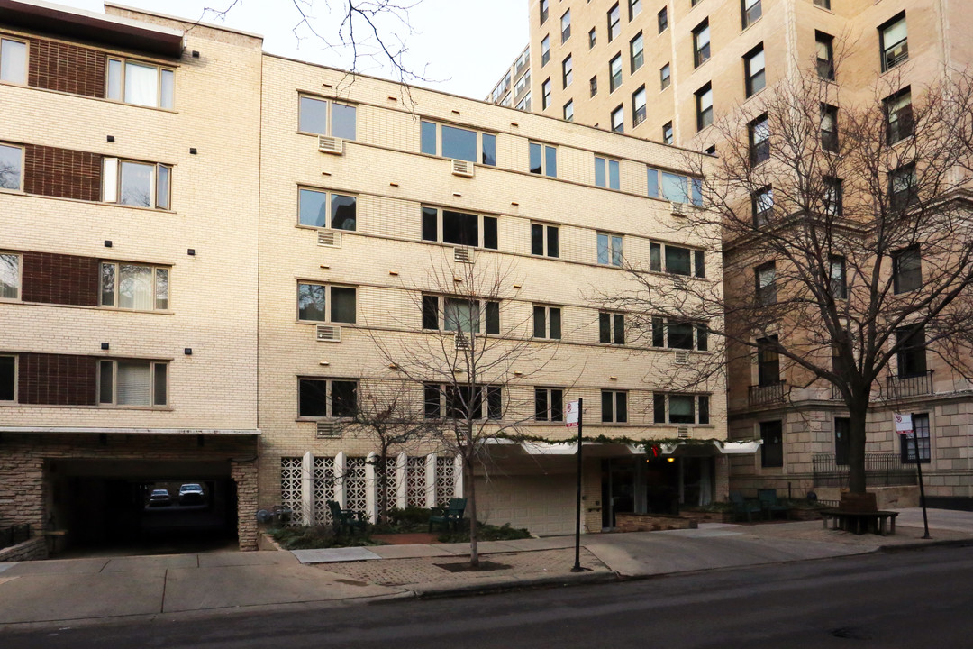 Peter Mulvey Place in Chicago, IL - Building Photo