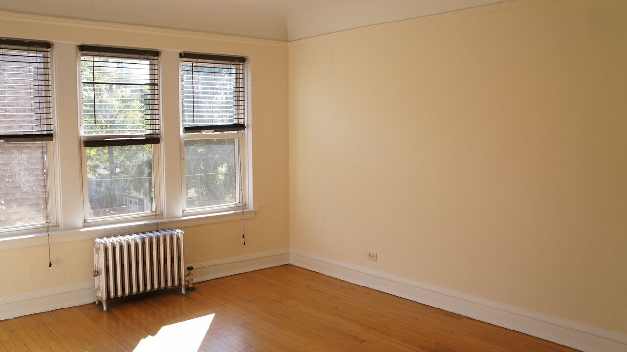 2940 N Albany Ave, Unit 1W in Chicago, IL - Building Photo