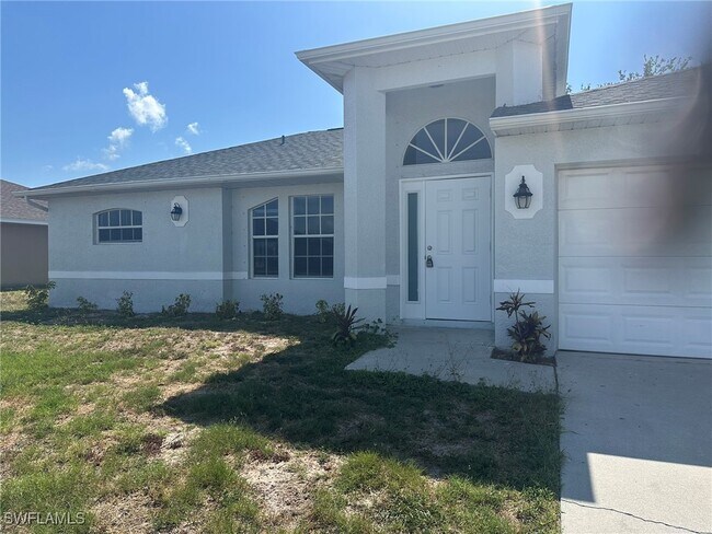 2212 NW 18th Ave in Cape Coral, FL - Foto de edificio - Building Photo