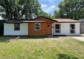 225 E Coral Way in Grand Prairie, TX - Building Photo