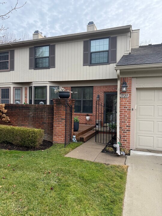 7120 Nottingham Ct in West Bloomfield, MI - Building Photo
