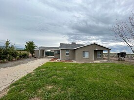 13405 Ave 432 in Orosi, CA - Building Photo