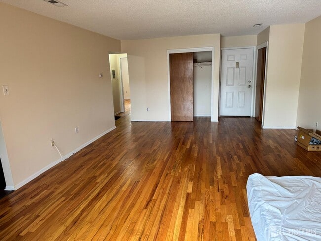 311 Edison Glen Terrace in Edison, NJ - Building Photo - Building Photo