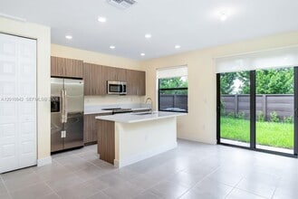 15862 NW 91st Ct in Miami Lakes, FL - Foto de edificio - Building Photo