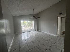 5686 Rock Island Rd in Tamarac, FL - Building Photo - Building Photo