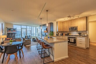 44 W Monroe St in Phoenix, AZ - Foto de edificio - Building Photo