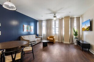925 Common St in New Orleans, LA - Building Photo