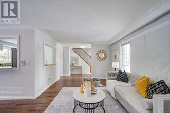 126 Sherwood Forest Dr in Markham, ON - Building Photo - Building Photo