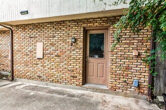 17230 Imperial Valley Dr in Houston, TX - Building Photo - Building Photo