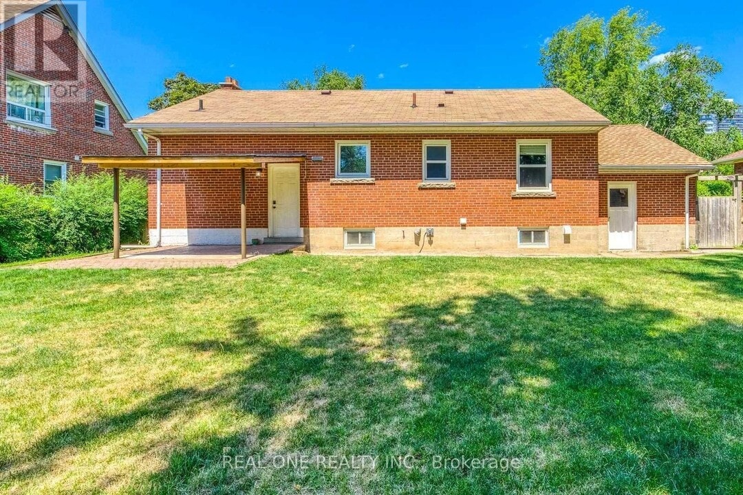 2048 Edinburgh Dr in Burlington, ON - Building Photo